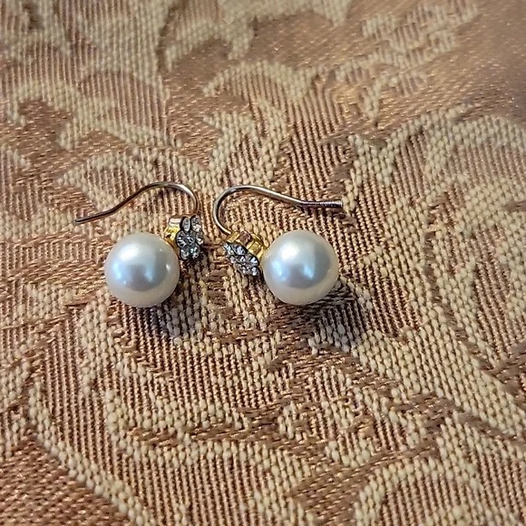 Beautiful faux pearl and diamond earrings. - Picture 2 of 2